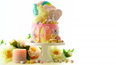 Beyaz zemin üzerine beyaz çikolata bunny Paskalya candyland damla pasta.