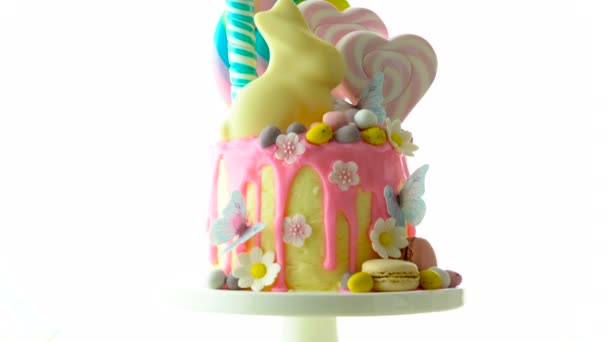复活节糖果滴水蛋糕与白色巧克力兔子在白色背景. — 图库视频影像