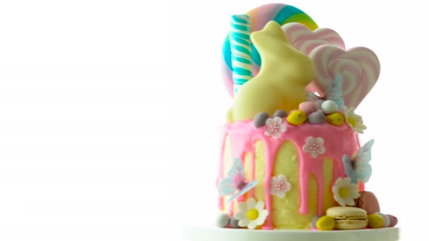 Velikonoční candyland odkapávací dort s bílou čokoládou bunny na bílém pozadí. — Stock video