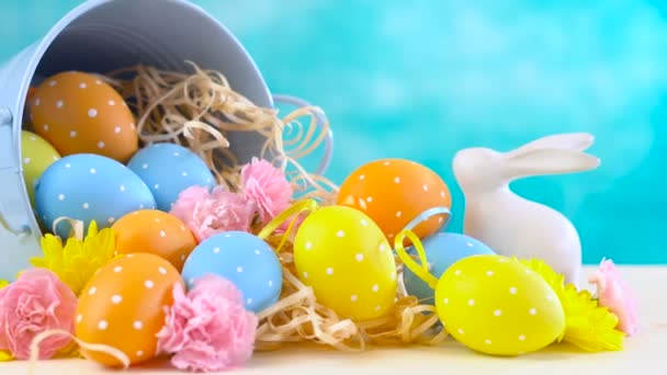 Buona Pasqua ornamenti, uova e fiori primaverili . — Video Stock