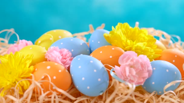 Щасливі великодні прикраси, яйця та весняні квіти . — стокове відео