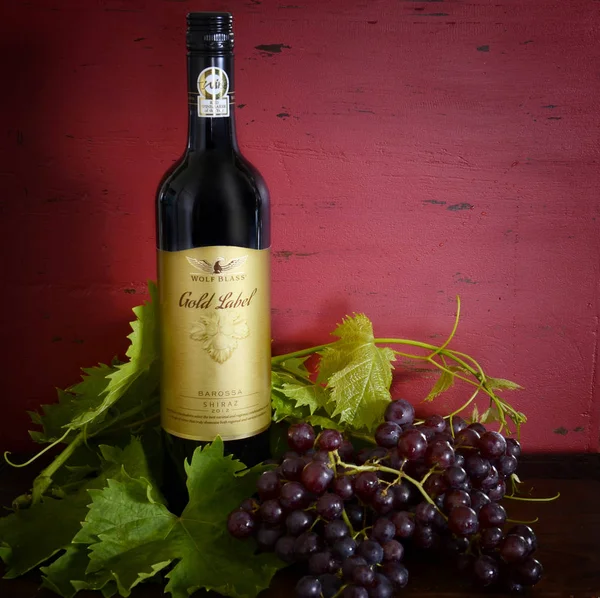Qualité d'exportation premium australienne Wolf Blass Gold Label Vin rouge Shiraz . — Photo