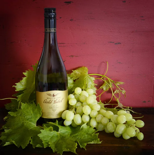 Wolf Blass Gold Label Adelaide Hills Chardonnay vin blanc affichage . — Photo