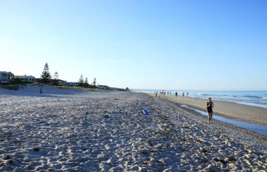 Sabah erken açık joggers ve geniş üzerinde egzersiz insanlar kumlu plaj.
