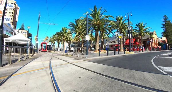 Vehículo POV de Jetty Road en el suburbio costero de Glenelg, Australia del Sur . — Foto de Stock