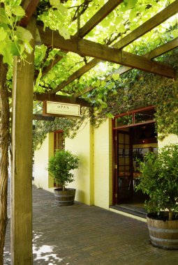 Şarap satış ve tatma işaretler şirin şaraphane girişinde greyevines kaplı.