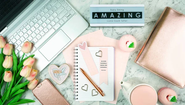 Escritorio femenino con portátil de pantalla táctil moderna y accesorios de oro rosa —  Fotos de Stock