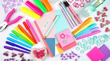 Okula ya da çalışma alanına geri dön. Renkli kırtasiye..