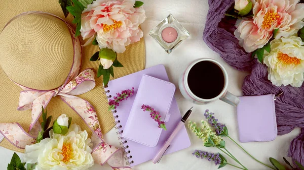 Feminino lazer, domingo de manhã ou relaxamento flat lay sobrecarga . — Fotografia de Stock