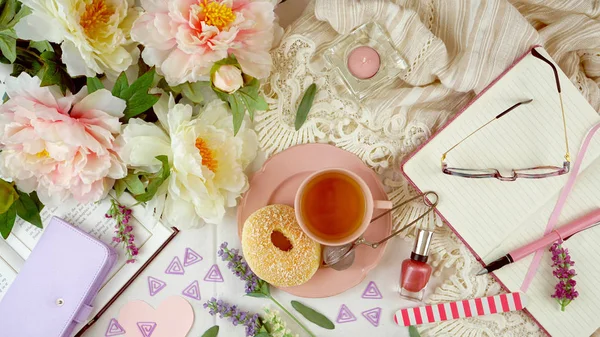 Kadınsı eğlence, Pazar sabahı veya gevşeme düz tepebaşı yatıyordu.