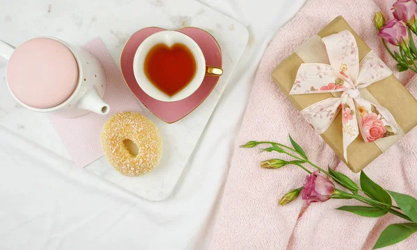 Ocio femenino, domingo por la mañana o relajación plana yacía sobre la cabeza . — Foto de Stock