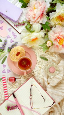 Kadınsı eğlence, Pazar sabahı veya gevşeme düz tepebaşı yatıyordu.