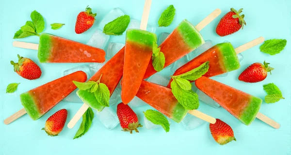 Vattenmelon smaksatt sommar glass popsicles på rosa och blå bakgrund. — Stockfoto
