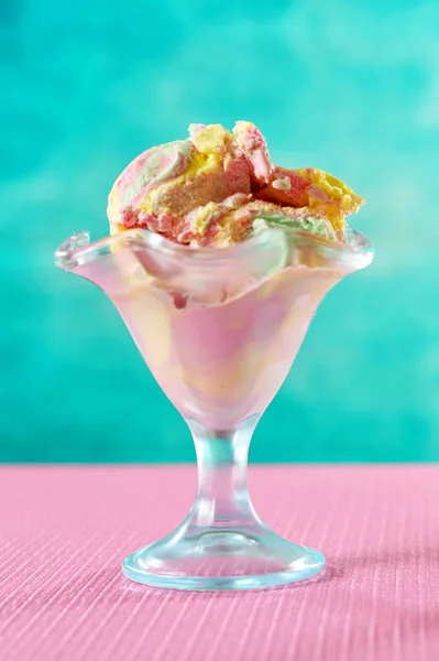 Rainbow ice cream in sundae glasses on bright colorful background. — Stock Photo, Image