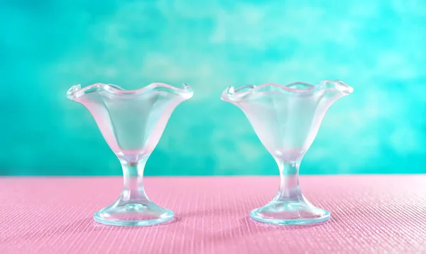 Empty ice cream sundae glasses on bright colorful background. — Stock Photo, Image