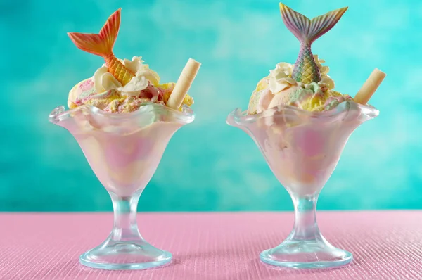 Zeemeermin zee thema Rainbow Ice Cream sundae's op heldere kleurrijke achtergrond. — Stockfoto