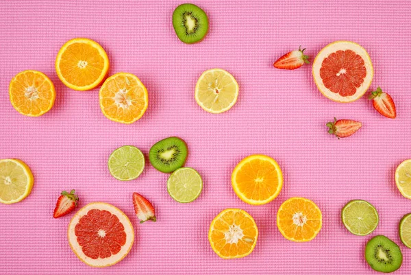 Summer theme background with fruit, citrus and flowers on pink backdrop. — Stock Photo, Image