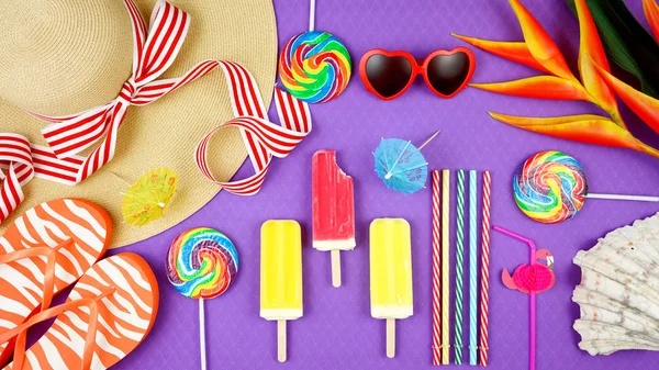 Verão férias tema flatlay sobrecarga no fundo roxo . — Fotografia de Stock