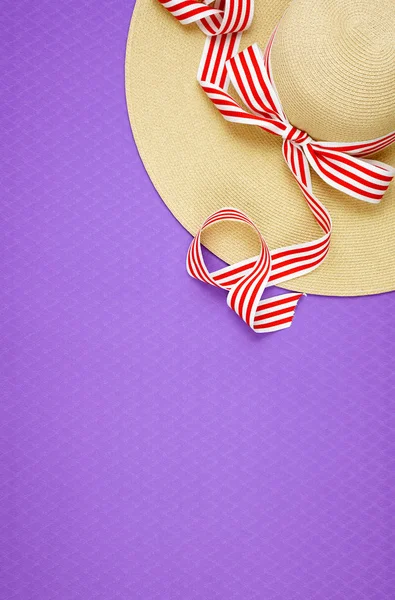 Letnie wakacje temat flatlay narzut na fioletowym tle. — Zdjęcie stockowe