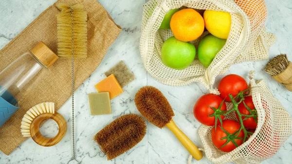 Nul-afval, kunststof-vrije keuken en voedsel voorbereiding platlay overhead. — Stockfoto