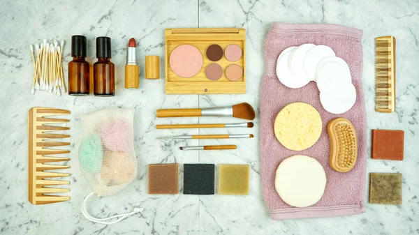 Zero-waste, plastic-free beauty and makeup products flatlay overhead. — Stock Photo, Image