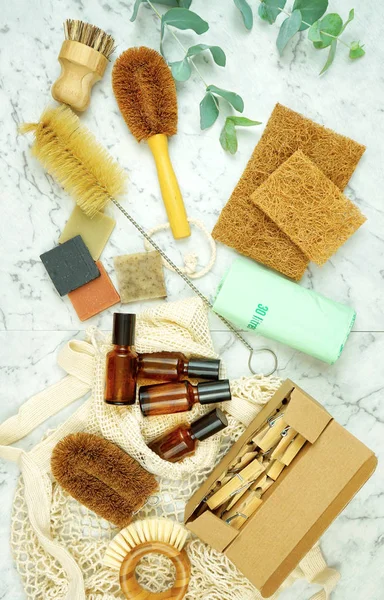 Cero residuos, ropa sin plástico y limpieza de productos para el hogar flatlay . Imagen de stock