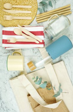 Sıfır atık, plastiksiz, çevre dostu sofra takımı düz konsept.