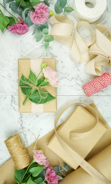 Zero-waste, plastic-free, eco-friendly gift wrapping flat lay concept. — Stock Photo, Image