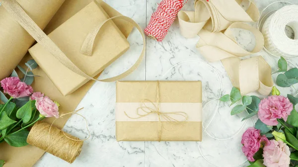 Zero-waste, plastic-free, eco-friendly gift wrapping flat lay concept. — Stock Photo, Image