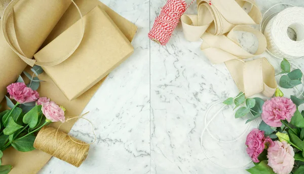 Zero-waste, plastic-free, eco-friendly gift wrapping flat lay concept. — 스톡 사진