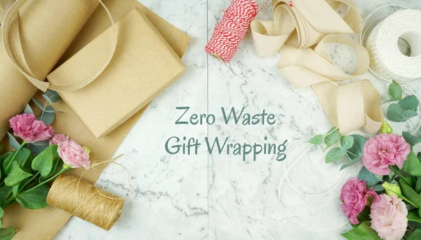 Zero-waste, plastic-vrij, milieuvriendelijk cadeaupapier plat lay concept. — Stockfoto