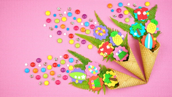 Koncepcja Summertime z lodami stożkami wypełnione owocami, kwiatami i cukierkami. — Zdjęcie stockowe