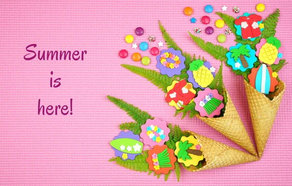 Sommerkonzept mit Eistüten gefüllt mit Obst, Blumen und Süßigkeiten. — Stockfoto