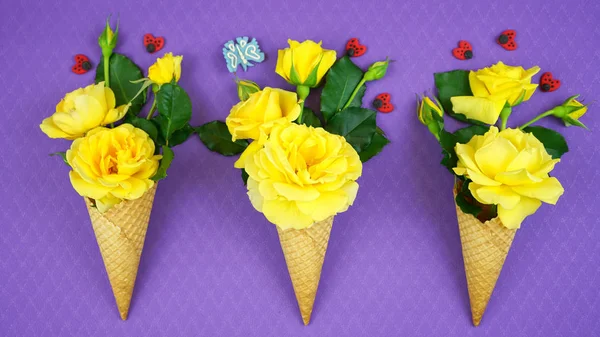 Concetto estivo con coni gelato pieni di frutta, fiori e caramelle . — Foto Stock
