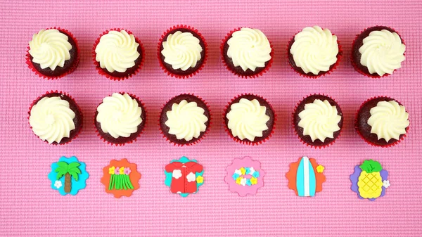 Summertime flat lay concepto con cupcakes tema de vacaciones tropicales . — Foto de Stock