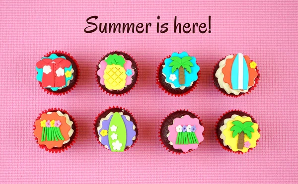 Summertime flat lay concepto con cupcakes tema de vacaciones tropicales . —  Fotos de Stock