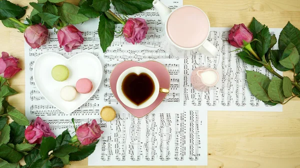 Kadınsı masa veya çalışma alanı kahve mola zaman levha lar ve güller ile flatlay. — Stok fotoğraf