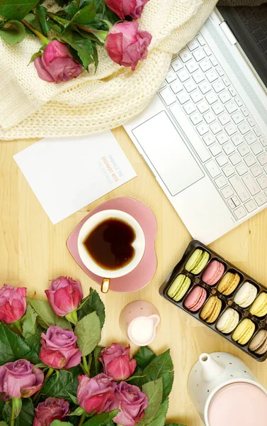 Mesa feminina ou espaço de trabalho coffee break time overhead flatlay . — Fotografia de Stock