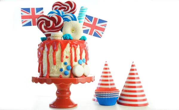 Torta a goccia UK candyland con decorazioni rosse bianche e blu, lecca-lecca e bandiere . — Foto Stock
