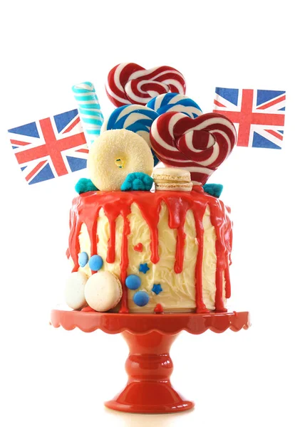 빨간 흰색과 파란색 장식, 롤리팝과 플래그와 영국 캔디 랜드 드립 케이크. — 스톡 사진