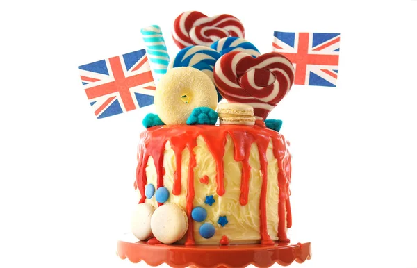 Reino Unido pastel de goteo candyland con decoraciones rojas blancas y azules, piruletas y banderas . —  Fotos de Stock