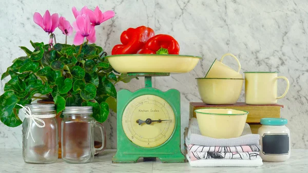 Vintage kitchen scale decor with farmhouse style kitchenware. — Stock Photo, Image