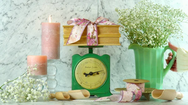 Vintage Küchenwaage Dekor in sanften, staubigen rosa und mintgrünen Tönen. — Stockfoto