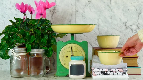 Vintage kitchen scale decor with farmhouse style kitchenware. — Stock Photo, Image