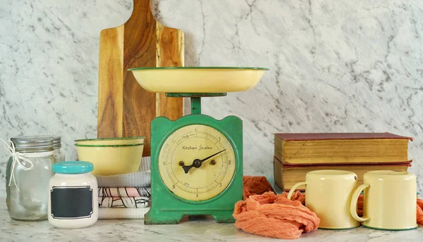 Vintage kitchen scale decor with farmhouse style kitchenware. — Stock Photo, Image