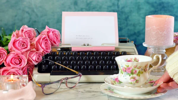 Romántica escena de escritura vintage, pausa para el té con una vieja máquina de escribir . —  Fotos de Stock