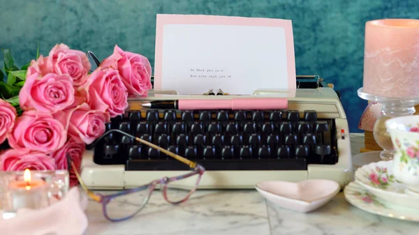 Romantik Vintage yazma sahnesi, eski daktilo ile çay molası. — Stok fotoğraf