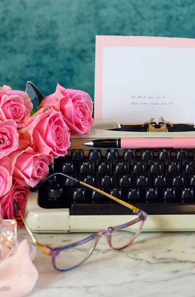 Romantic vintage writing scene, tea break with old typewriter. — Stock Photo, Image