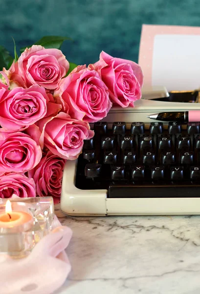 Romántica escena de escritura vintage, pausa para el té con una vieja máquina de escribir . —  Fotos de Stock