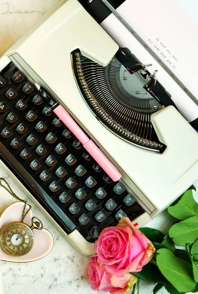 Romantis vintage menulis adegan dengan mesin tik tua overhead di atas meja marmer . — Stok Foto